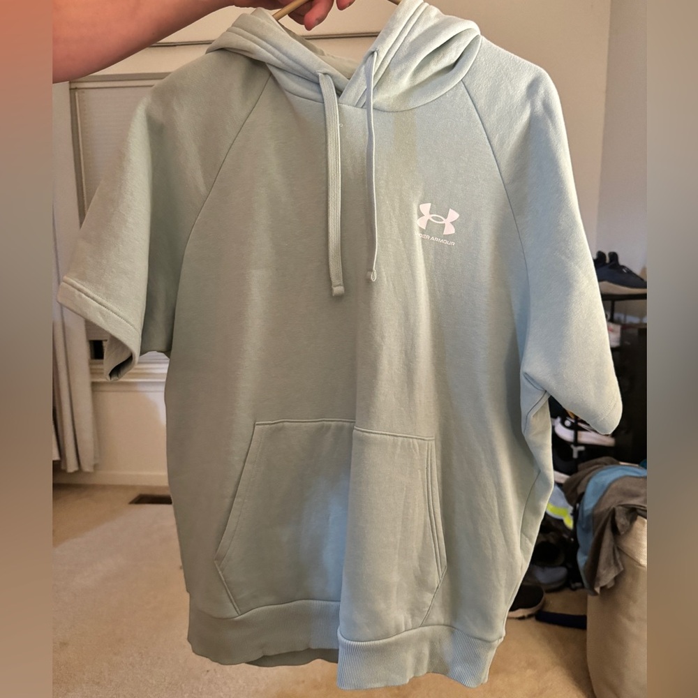Men’s Large Under Armour short-sleeve hoodie.